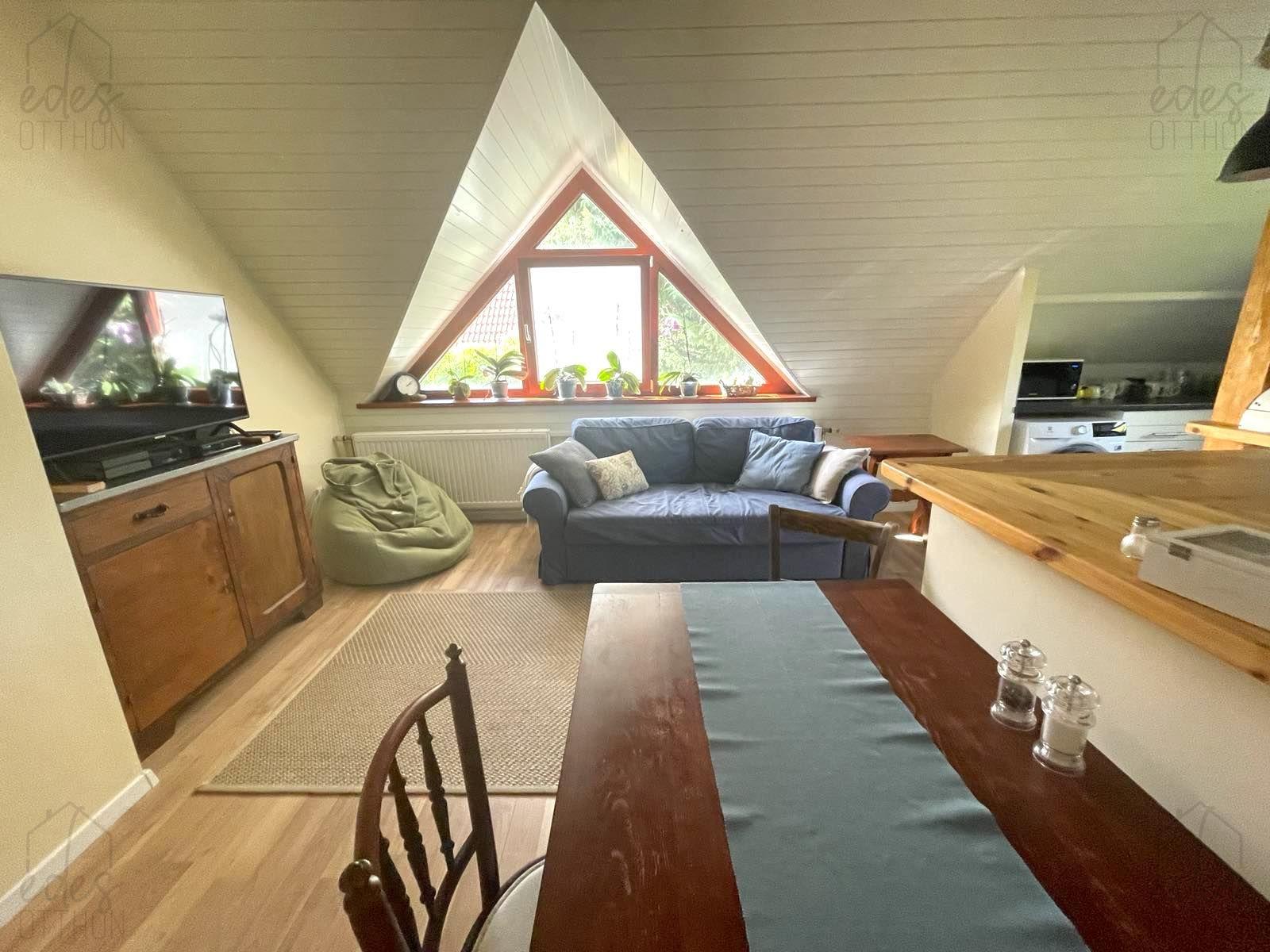 Nagykovácsiban bérbeadó tetőtéri igényes lakás egy kétlakásos házban